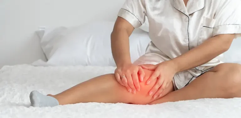 रात में घुटनों में दर्द क्यों होता है