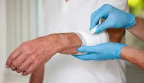 वृद्धावस्था में संवेदनशील त्वचा और गिरने से चोटें कैसे बचें