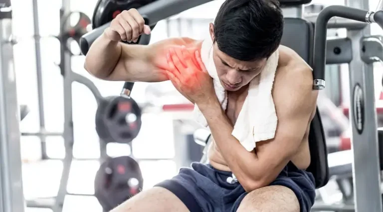 जिम में लगने वाली 5 आम चोटें (Common Gym Injuries) और उनसे बचाव।