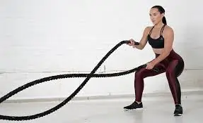 बैटल रोप्स (Battle Ropes - भारी रस्सियों को लहराना)