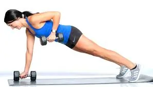 रेनगेड रो (Renegade Row - प्लैंक पोजीशन में डंबल उठाना)