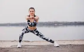 लैटरल लंज (Lateral Lunge – साइड में झुकना)