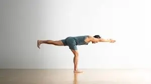 वीरभद्रासन III (Warrior III - एक पैर पर हवा में संतुलन)