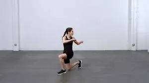 वॉकिंग लंज विद ट्विस्ट (Walking Lunge with Twist)