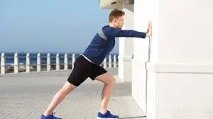 वॉल-पुश-अप्स-दीवार-के-सहारे-पुश-अप-करना