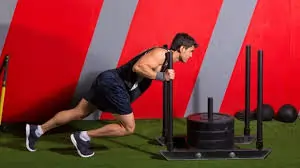 स्लेड पुश (Sled Push – वजन वाली स्लेड को धक्का देना)