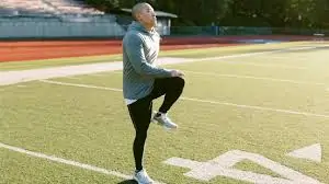 हाई नीज़ (High Knees - दौड़ते हुए घुटने छाती तक लाना)