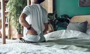 सुबह उठते ही कमर में अकड़न (Morning Stiffness) क्यों होती है?