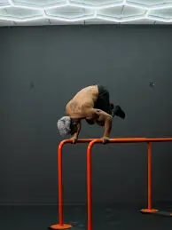 एल-सिट टू हैंडस्टैंड