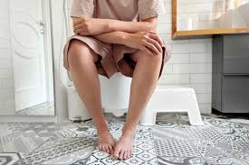 क्या नीचे उकड़ू बैठना (Indian Toilet-Squatting) घुटनों के लिए फायदेमंद है या नुकसानदायक