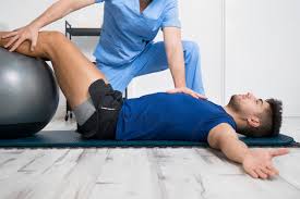 क्लिनिकल पिलेट्स (Clinical Pilates): कमर दर्द के मरीजों के लिए यह कोर स्ट्रेंथनिंग कैसे काम करती है?