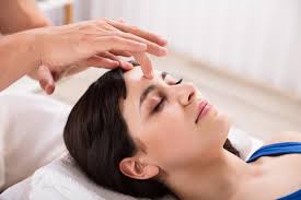 चेहरे की मालिश (Facial Massage) और एक्यूप्रेशर से तनाव सिरदर्द (Tension Headache) से राहत