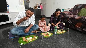 जमीन पर बैठकर खाना खाने (भारतीय शैली - सुखासन) के फायदे और कमर पर इसका असर