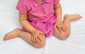 डब्ल्यू-सिटिंग (W-Sitting): बच्चों का इस तरह बैठना उनके घुटनों के लिए क्यों खतरनाक है?