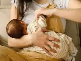 डिलीवरी के बाद पीठ दर्द: ब्रेस्टफीडिंग (Breastfeeding) के दौरान सही पोस्चर