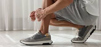 दिनभर खड़े होकर काम करने वालों (जैसे शिक्षक, सेल्समैन) के लिए सही जूतों का चुनाव