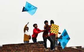 पतंगबाजी (Makar Sankranti) के दौरान छत पर लगातार ऊपर देखने से गर्दन का दर्द
