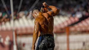 पारंपरिक तेल मालिश (पहलवानों वाली) बनाम वैज्ञानिक फिजियोथेरेपी: आपके लिए क्या सुरक्षित है?