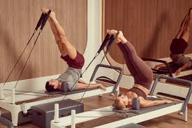 पिलेट्स रिफॉर्मर (Pilates Reformer) मशीन क्या है और इसके एथलेटिक फायदे