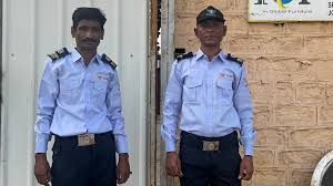 पुलिस और सिक्योरिटी गार्ड्स: भारी बूट और ड्यूटी बेल्ट से होने वाले दर्द का निवारण