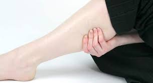 पैर की नस चढ़ने (Muscle Cramp) पर तुरंत आराम पाने के 3 तरीके