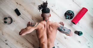 पोश्चर करेक्शन (Posture Correction): झुके हुए कंधों (Rounded Shoulders) को सीधा करने के 5 तरीके