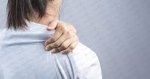 फ्रोजन शोल्डर में कितनी सिकाई करनी चाहिए: बर्फ या गर्म पानी?