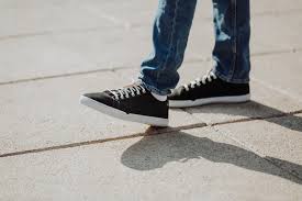 फ्लैट फीट (Flat Feet) वाले लोगों के लिए सही जूतों (Footwear) का चुनाव कैसे करें?