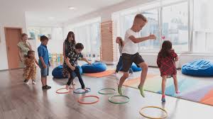 बार-बार गिरने वाले (Clumsy) बच्चों का बैलेंस सुधारने के मजेदार व्यायाम