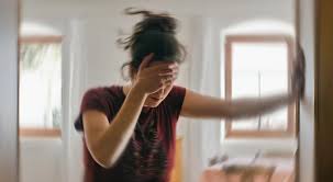 बुजुर्गों में चक्कर आने से 'गिरने का डर' (Fear of Falling) कैसे दूर करें?