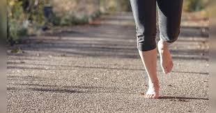 बेयरफुट रनिंग (नंगे पैर दौड़ना): क्या यह घुटनों के लिए फायदेमंद है या नुकसानदायक?