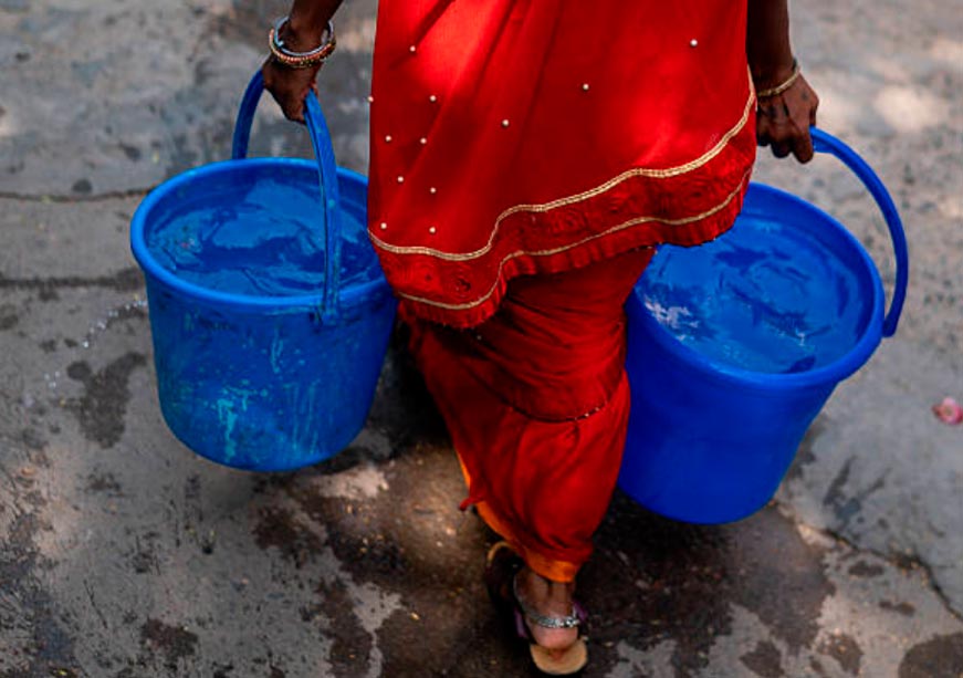 भारी पानी की बाल्टी या गैस सिलेंडर उठाते समय कमर में 'चक' आने पर तुरंत क्या करें?