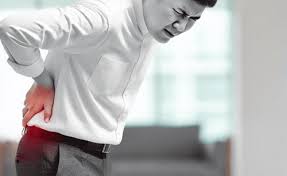 भारी सामान उठाते समय कमर में लचक आना