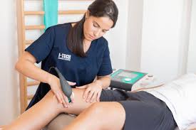 मशीन की सिकाई बनाम मैनुअल थेरेपी (हाथों से इलाज): दोनों में से ज्यादा असरदार क्या है?