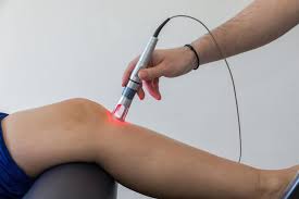 लेजर थेरेपी (Laser Therapy): खेल की चोटों को जल्दी ठीक करने की एडवांस तकनीक