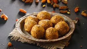 सर्दियों के मौसम में गोंद के लड्डू मेथी के लड्डू खाने से जोड़ों के दर्द में कैसे मदद मिलती है