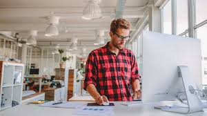 स्टैंडिंग डेस्क (Standing Desk) बनाम सामान्य कुर्सी: आपकी कमर के लिए क्या बेहतर है?