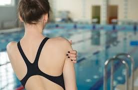 स्विमर्स शोल्डर (Swimmer's Shoulder): तैराकों में कंधे के दर्द का कारण और बचाव