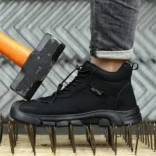 इंडस्ट्रियल सेफ्टी जूते (Steel-toe Boots) पहनने वाले फैक्ट्री वर्करों के लिए पैरों की मालिश और रोजमर्रा की देखभाल