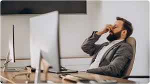 ऑफिस में लगातार 8-9 घंटे बैठने के नुकसान और 'सिट-स्टैंड' (Sit-Stand) डेस्क के फायदे