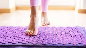 क्या एक्यूप्रेशर मैट्स (Acupressure Mats) सच में एंडोर्फिन रिलीज करके कमर दर्द कम करते हैं?