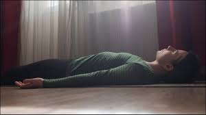 क्या जमीन पर पतली चटाई बिछाकर सोना कमर दर्द के लिए महंगे स्प्रिंग वाले गद्दे से वास्तव में बेहतर है?