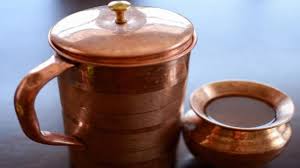 क्या तांबे के बर्तन में रखा पानी पीने से सच में गठिया (Arthritis) के दर्द में आराम मिलता है?