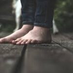 क्या नंगे पैर (Barefoot) घास पर चलना या 'मिनिमलिस्ट शूज' पहनना प्राकृतिक फुट स्ट्रेंथ को बढ़ाता है?