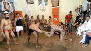 गुजरात के अखाड़ों में कुश्ती करने वाले पहलवानों के लिए आधुनिक स्पाइनल रिकवरी तकनीकें