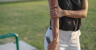 गोल्फर्स एल्बो: कोहनी के दर्द के बावजूद खेल में सुरक्षित तरीके से कैसे लौटें?