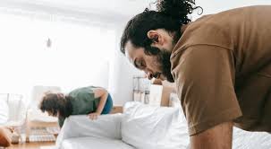 घर में भारी फर्नीचर शिफ्ट करने या नया घर बदलने से पहले लोअर बैक को इंजरी से बचाने के टिप्स