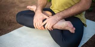 घुटने के ऑपरेशन के बाद नीचे जमीन पर बैठना (पालथी मारकर): क्या यह सुरक्षित है?