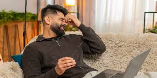 ज़ूम फटीग' (Zoom Fatigue) और लगातार स्क्रीन देखने से होने वाला तनाव सिरदर्द