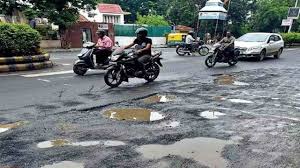 टू-व्हीलर (एक्टिवा-बाइक) चलाते समय खराब सड़कों के झटकों से रीढ़ की हड्डी को सुरक्षित कैसे रखें